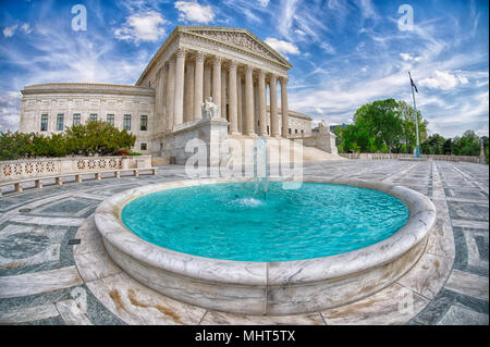 WASHINGTON, USA - 29 avril, 2017 Washington DC façade de la Cour suprême de justice d'égalité en vertu de la loi sur sunny day Banque D'Images