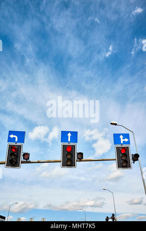 Feux de circulation avec le compte à rebours, couleur rouge affiche contre le ciel bleu, l'espace pour le texte. Banque D'Images