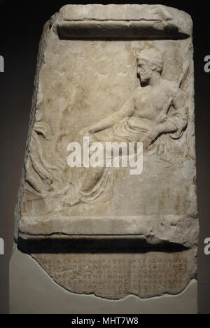Compte des trésoriers de la déesse Athéna pour les années 377-376 et 376-375 BC. Relief représentant un homme barbu (Erechtheus ?) assis sur un rocher et une partie d'une figure féminine se déplacent rapidement vers la gauche. Musée de l'Acropole. Athènes. La Grèce. Banque D'Images