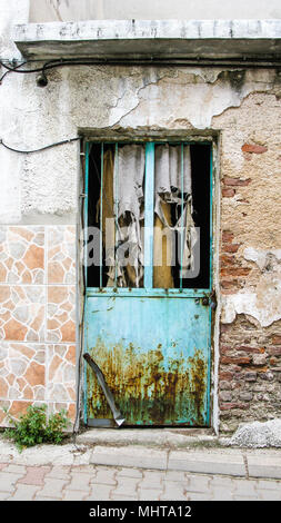 Vieille porte avec rusty metal détails Banque D'Images