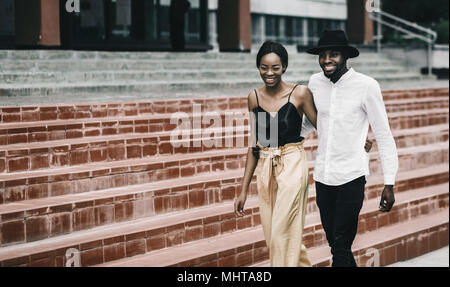 African American love couple. Rapport heureux, souriant noirs Banque D'Images