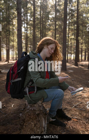 Femme à la boussole en forêt Banque D'Images