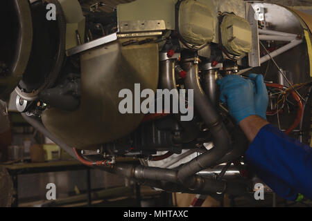 La réparation d'un moteur d'ingénieur in hangar Banque D'Images