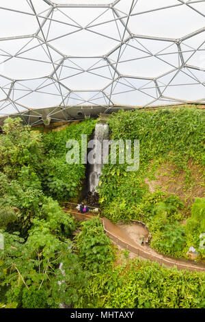 L'Eden Project à la recherche vers le bas à partir de la plate-forme d'observation à la cascade artificielle dans le biome de la forêt tropicale. Banque D'Images