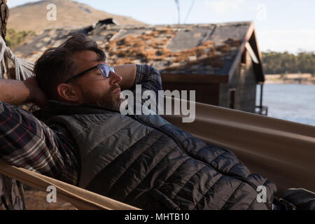 Man relaxing in hammock Banque D'Images