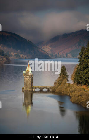 Les Infirmières de l'effort d'une tour sur un lac Vyrnwy resevoir, Powys, Pays de Galles, UK - administré et géré par Severn Trent Water à fournissent de l'eau douce à Liverpool Banque D'Images