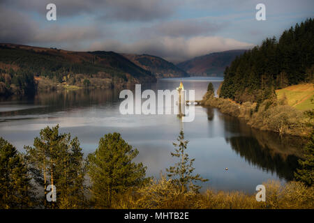 Les Infirmières de l'effort d'une tour sur un lac Vyrnwy resevoir, Powys, Pays de Galles, UK - administré et géré par Severn Trent Water à fournissent de l'eau douce à Liverpool Banque D'Images