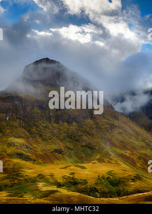 Les Highlands écossais ont été légèrement enveloppée de nuages brumeux tous les matins qui se prêtait à l'humeur générale Banque D'Images