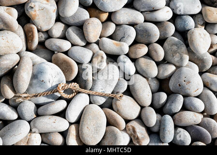 Nœud de corde sur la plage de galets Banque D'Images