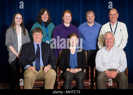 La Division NUWC Newport Marine Mammal Monitoring sur des plages de la Marine (M3R) a remporté l'équipe de l'Association nationale des professionnels de l'environnement (NAEP) Award dans la catégorie Best Available Technologies de l'environnement. Les membres de l'équipe comprennent : Peter Hulton (assis, de gauche), Sarah Blackstock, Bert Neales, Jessica Fothergill (debout, de gauche), Nancy coffer inclu, Karin Dolan, Ronald Morrissey et Thomas Fetherston. Les membres de l'équipe pas en photo : Greg Juselis, Elena McCarthy, Lynn Merten, David Moretti, Scott Fisher, Jessica Shaffer, Susan Jarvis et Stephanie Watwood. Banque D'Images