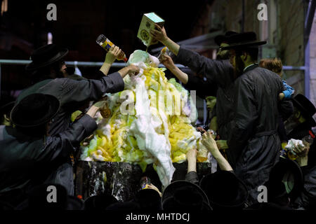 Les Juifs Haredi de Toldos Aharon Hassidic, dynastie purent l'huile dans un feu de joie dans le quartier religieux de Mea Shearim pendant la célébration des vacances de Lag BaOmer qui marque la célébration, interprétée par certains comme anniversaire de la mort du Rabbi Shimon bar Yochai, L'un des grands sages du judaïsme il y a 1800 ans et le jour où il a révélé les secrets les plus profonds de la kabbale un texte historique du mysticisme juif Banque D'Images