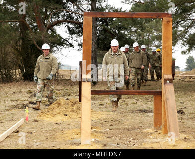 L'adjudant général de la Garde nationale du Mississippi, de l'Armée Le Général de Janson D. Boyles (centre), visites des soldats du 859th Engineer Company (Vertical), la Garde nationale de l'Armée du Mississippi, qu'ils effectuent leur formation annuelle à l'état de préparation du Centre interarmées multinationale Hohenfels Domaine de formation, Hohenfels, Allemagne, le 26 mars 2018. Les soldats 859th construit un parcours d'obstacles, parmi d'autres projets de construction, au cours de leur entraînement annuel. (U.S. Army Banque D'Images