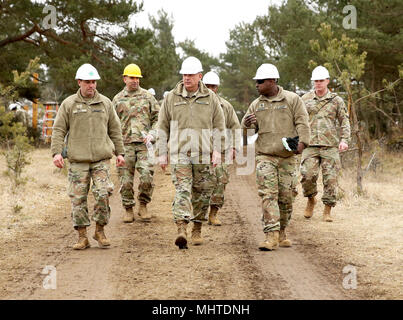 L'adjudant général de la Garde nationale du Mississippi, de l'Armée Le Général de Janson D. Boyles (centre), visites des soldats du 859th Engineer Company (Vertical), la Garde nationale de l'Armée du Mississippi, qu'ils effectuent leur formation annuelle à l'état de préparation du Centre interarmées multinationale Hohenfels Domaine de formation, Hohenfels, Allemagne, le 26 mars 2018. Les soldats 859th construit un parcours d'obstacles, parmi d'autres projets de construction, au cours de leur entraînement annuel. (U.S. Army Banque D'Images