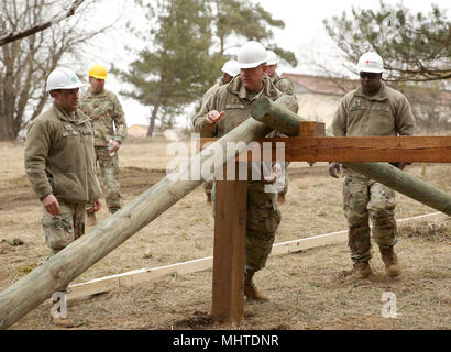 L'adjudant général de la Garde nationale du Mississippi, de l'Armée Le Général de Janson D. Boyles (centre), visites des soldats du 859th Engineer Company (Vertical), la Garde nationale de l'Armée du Mississippi, qu'ils effectuent leur formation annuelle à l'état de préparation du Centre interarmées multinationale Hohenfels Domaine de formation, Hohenfels, Allemagne, le 26 mars 2018. Les soldats 859th construit un parcours d'obstacles, parmi d'autres projets de construction, au cours de leur entraînement annuel. (U.S. Army Banque D'Images