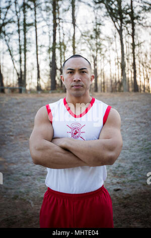 Le sergent du Corps des Marines des États-Unis. Richie Salinas pose pour une photo à l'école de base, Marine Corps Base Quantico, en Virginie, le 26 mars 2018. Salinas, un instructeur de conditionnement physique de la Force, a achevé une semaine 17 cours requis pour devenir un instructeur de formation physique Marine royale. Le cours, qui a eu lieu au Centre d'Entraînement Commando des Royal Marines (CTCRM) inclus climatisation physique intense ainsi que des instructions sur l'anatomie, la physiologie et la nutrition. (U.S. Marine Corps Banque D'Images