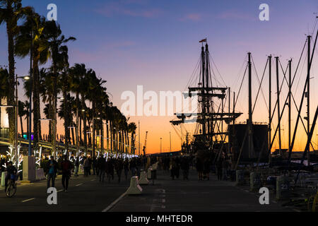 Beau Ciel de coucher du soleil dans le port de plaisance dans la ville de Malaga. L'Andalousie, espagne. Banque D'Images