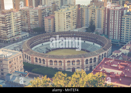 Vue aérienne à Malaga avec arène de la Malagueta. Rues de la région de Malaga avec port et Bull Arena, 18e siècle, la Plaza de Toros de arènes de Ronda en ma Banque D'Images