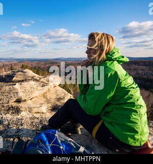 Young woman posing on cliff's edge. Banque D'Images