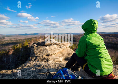 Young woman posing on cliff's edge. Banque D'Images