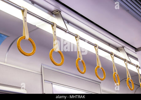 La poignée sur le plafond de sky train, métro ou tram pour la sécurité au Japon. Banque D'Images