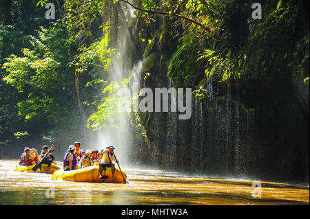 Tak, Thaïlande - 9 novembre 2011 : Groupe de touristes rafting en bateaux en caoutchouc sur la rivière à travers des cascades dans le parc national d'Tak, Thaïlande Banque D'Images