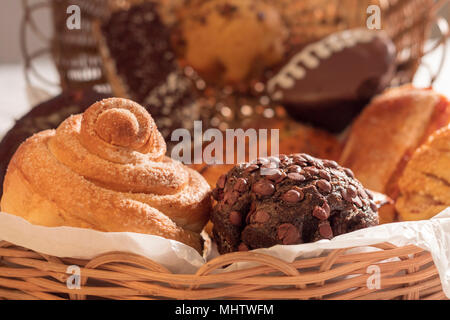 assortiment de pains pour un café du matin fraîchement préparé et du lait sur un linge de table blanc et un panier de fouette. gâteries sucrées pleines d'énergie Banque D'Images