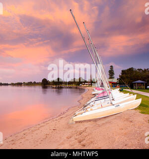 Catamarans sur les rives de la Swan River dans le sud de Perth Banque D'Images