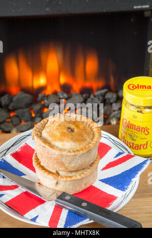 Un pub anglais snack-classique de Pork pie avec Coleman's moutarde anglaise Banque D'Images