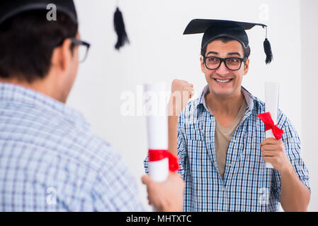 Jeune étudiant, l'obtention du diplôme de planification discours in front of mirror Banque D'Images