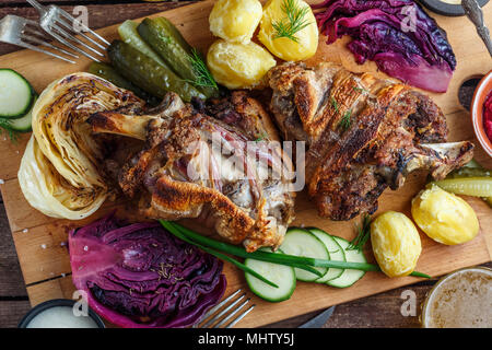 Knukle de porc ou eisbein sur planche de bois avec de la bière. Banque D'Images