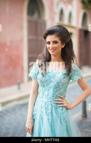 Belle femme main sur taille smiling outdoors Banque D'Images