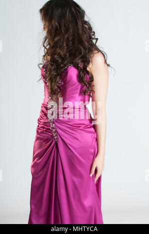 Femme weaeing une élégante robe looking away Banque D'Images