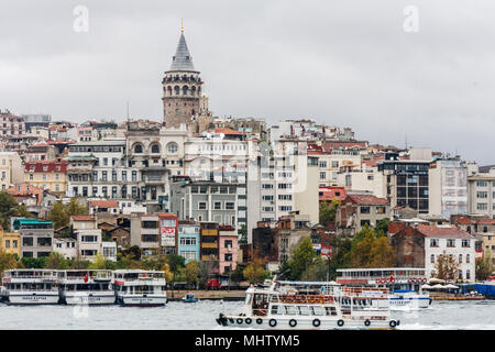 Istanbul, Turquie, 2-10 octobre 2011 : Le tour de Beyoglu se dresse au-dessus d'autres bâtiments avec le Bosphore ci-dessous. Banque D'Images