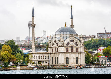 Istanbul, Turquie - 10e Octobre 2011:La mosquée Ortakôy sur le Bosphore. La mosquée a restauré l'architecture Baroque Banque D'Images