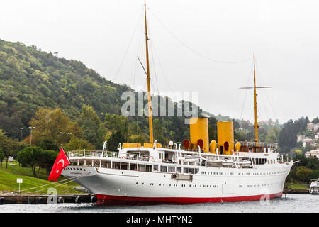 Istanbul, Turquie - 10e Octobre 2011:Le motor yacht Savarona. Le bateau est réservé pour le président de la Turquie. Banque D'Images