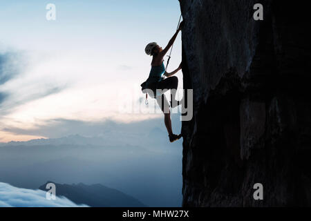 Jeune femme sur la falaise, l'escalade de rocher Banque D'Images