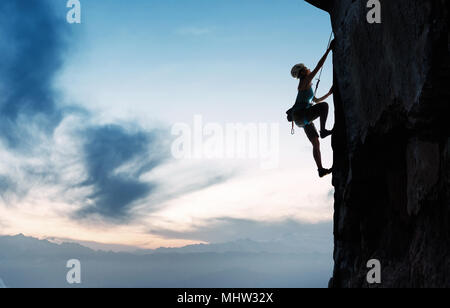 Jeune femme sur la falaise, l'escalade de rocher Banque D'Images