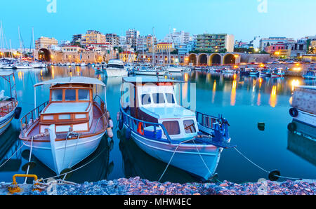 Vieux bateaux de pêche au port d'Héraklion dans la soirée, Crète, Grèce Banque D'Images