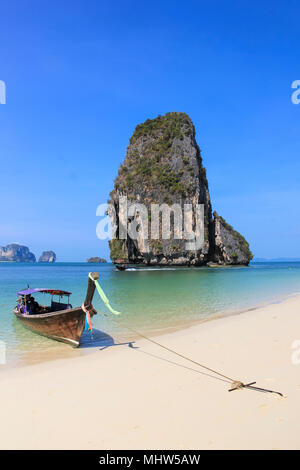 Bateau Longtail traditionnels en bois ancrée sur la plage de Railay dans la province de Krabi dans le sud de la Thaïlande, bateaux longtail sont utilisés comme taxis de l'eau entre la beac Banque D'Images