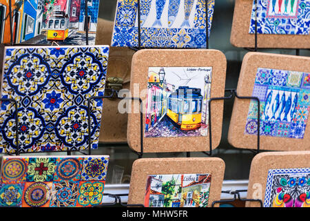 Souvenirs traditionnels portugais pour la vente du marché local. Portugal Banque D'Images