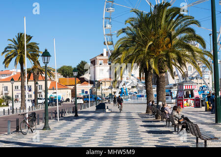 CASCAIS, PORTUGAL - 19 janvier 2018 : mer paysage urbain de la ville de Cascais en journée d'été. La municipalité de Cascais, Portugal. Banque D'Images