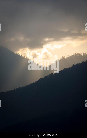 Soleil qui brille à travers les nuages, plus de chaînes de montagnes, la vallée de Phobjikha, Wangdue Phodrang, Bhoutan Banque D'Images