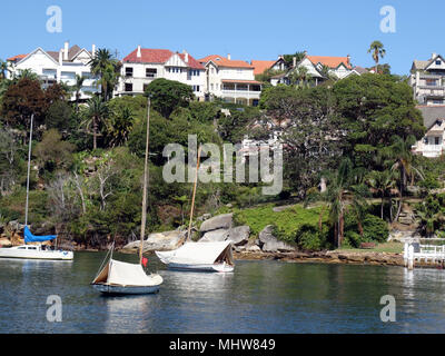 Un couple des yachts amarrés dans une crique dans le port de Sydney près de Mosman Banque D'Images