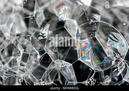 Des bulles de savon montrent les interférences de la lumière qui se reflète sur les surfaces de la mince pellicule de savon dans les modèles arc-en-ciel. Banque D'Images