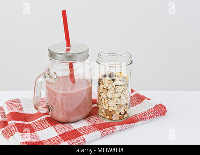 Smoothie aux fraises avec granola et pains Biscuits pour petit déjeuner sain. Le style de vie sain concept Banque D'Images