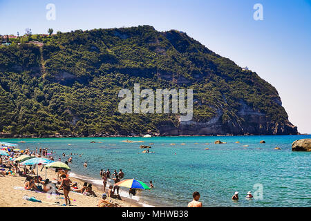 ISCHIA (NA), l'Italie - 20 septembre 2012 : les touristes bronzer sur la plage de l'île d'Ischia, Naples en Italie Banque D'Images