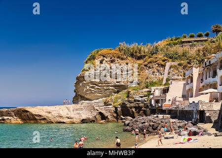 ISCHIA (NA), l'Italie - 20 septembre 2012 : les touristes bronzer sur la plage de l'île d'Ischia, Naples en Italie Banque D'Images