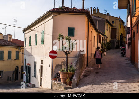 Rosignano Marittimo, Toscane - Situé dans la province de Livourne, à partir de la place avec l'église de San Ilario et le château construit en l'an 1100 Banque D'Images