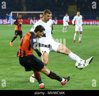 KHARKIV, UKRAINE - 21 février 2018 : Taras Stepanenko de Shakhtar Donetsk (L) lutte pour une balle avec Edin Dzeko de Roms comme champions de l'UEFA durant leur Banque D'Images