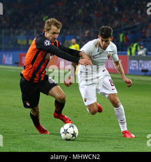 KHARKIV, UKRAINE - 21 février 2018 : Bohdan Butko du Shakhtar Donetsk (L) lutte pour une balle avec Diego Perotti de AS Roma au cours de leur ligue des Champions Banque D'Images